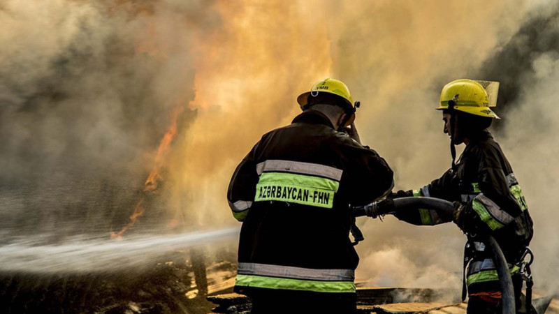 Sumqayıtda yaşayış binasında yanğın olub
