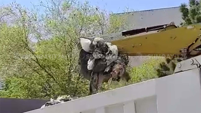 Sumqayıtda zibil maşını ətrafı çirkləndirir - VİDEO