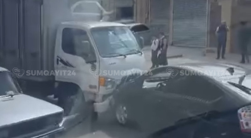 Sumqayıtda yük avtomobili “Prius”la toqquşdu - VİDEO