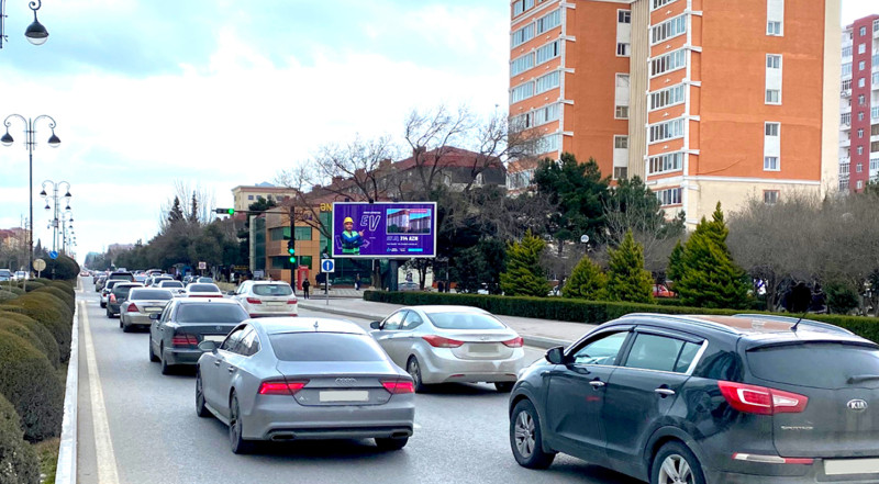 Sumqayıtda taksinin üzərinə DAŞ PARÇASI DÜŞÜB 