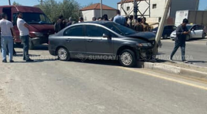 Sumqayıtda maşın dirəyə çırpılıb