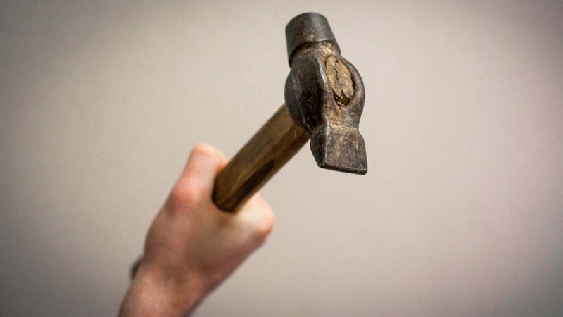 Uşaqları ilə maraqlanmayan yeznə çəkiclə döyüldü - MƏHKƏMƏ