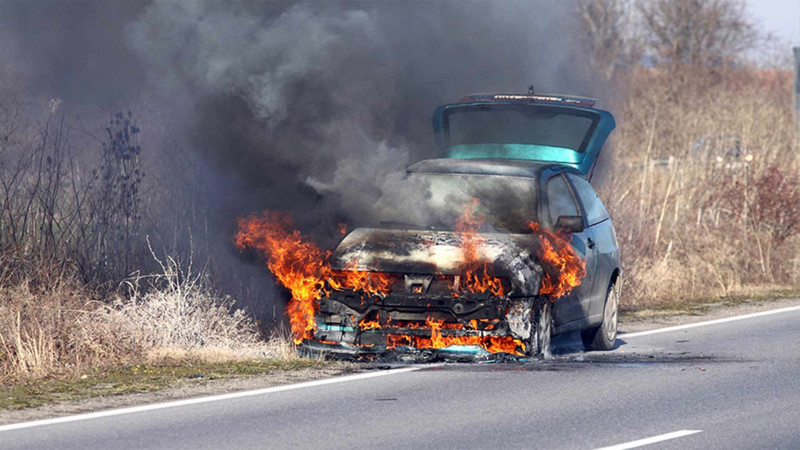 Sumqayıtda maşın yanıb