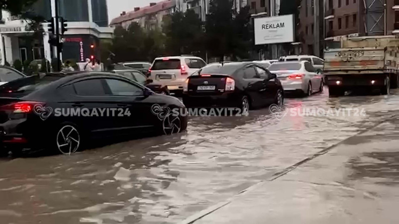 Sumqayıtın mərkəzi küçələri su altında - VİDEO