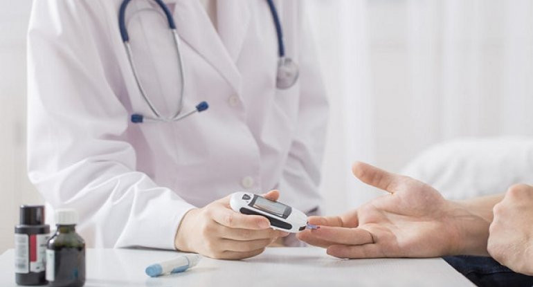 Sumqayıtda diabet xəstələri dərman növbələrində saatlarla gözləyir - VİDEO