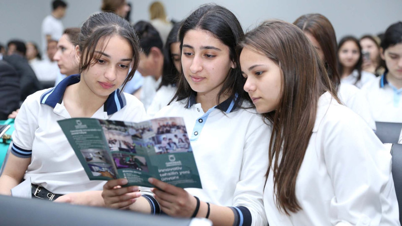 Məktəblilərə Qarabağ Universitetinin təhsil imkanlarından danışılıb