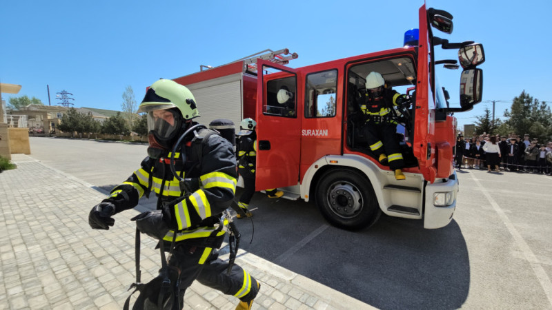 Sumqayıt məktəbliləri yanğınsöndürənlər rolunda