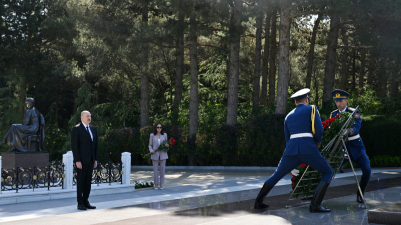 Prezident İlham Əliyev və birinci xanım Mehriban Əliyeva Fəxri xiyabanda Ulu Öndər Heydər Əliyevin məzarını ziyarət ediblər