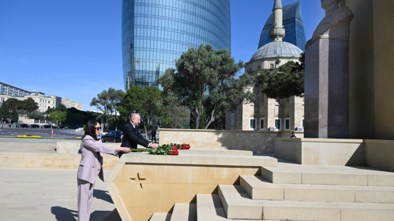 Prezident İlham Əliyev və birinci xanım Mehriban Əliyeva faşizm üzərində Qələbə uğrunda mübarizədə həlak olan Azərbaycan övladlarının xatirəsini ehtiramla anıblar