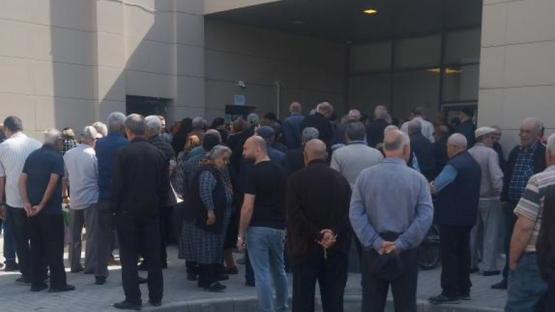 Sumqayıt xəstəxanasında İNSAN İZDİHAMI - VİDEO