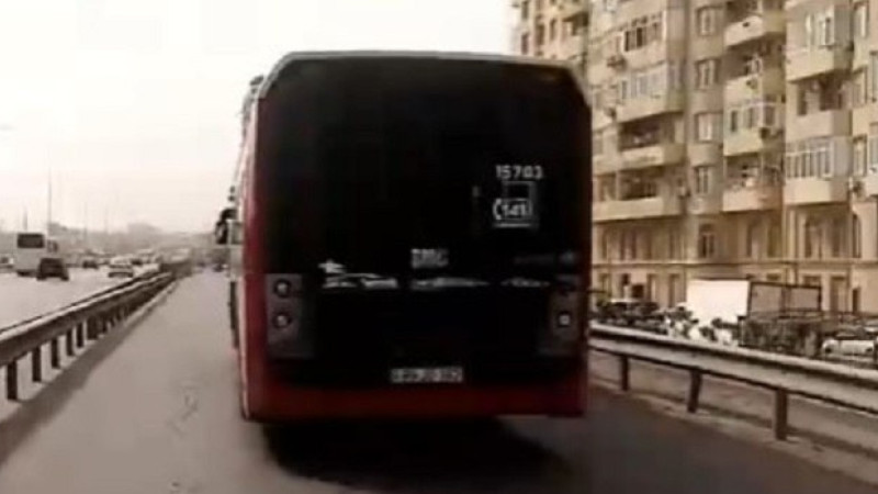 Bakı - Saray avtobusu yolda qaldı, uzun tıxac yarandı - VİDEO