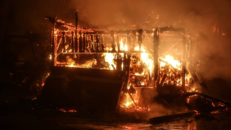 Sumqayıtda köməkçi tikilidə yanğın olub