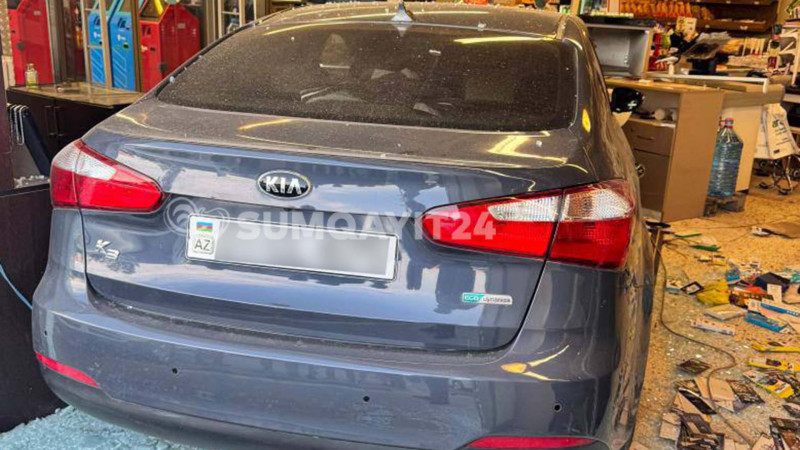 Qadın sürücü əyləc əvəzinə qaza basaraq maşını marketə çırpdı - VİDEO