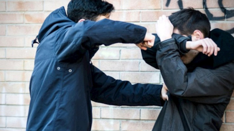 Sumqayıtda kişi anasına baş çəkən qohumunu DÖYDÜ Sumqayıtda kişi anasına baş çəkən qohumunu DÖYDÜ