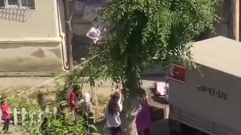 Sumqayıtda kişi küçənin ortasında ÖLDÜ - VİDEO