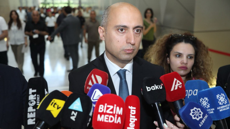 Nazirdən məktəbli formalarının dəyişməsi ilə bağlı AÇIQLAMA