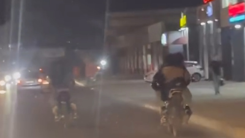 Sumqayıtda mopedçi TƏHLÜKƏ SAÇIB - VİDEO