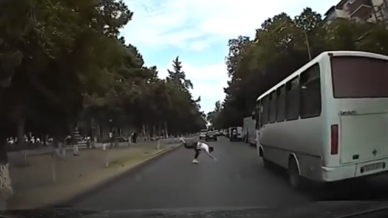 Sumqayıtda piyada ölümdən son anda QURTULDU - VİDEO