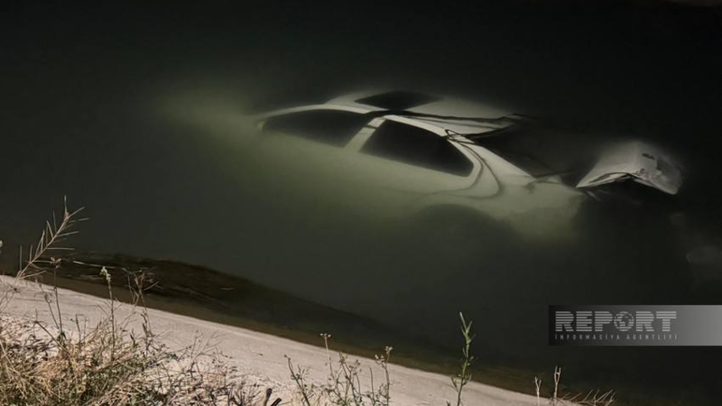 Sumqayıtda avtomobil kanala aşıb