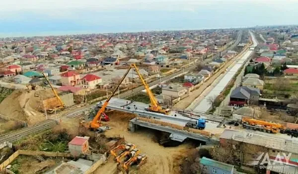 Saray körpüsünün ətrafındakı obyektlər sökülür