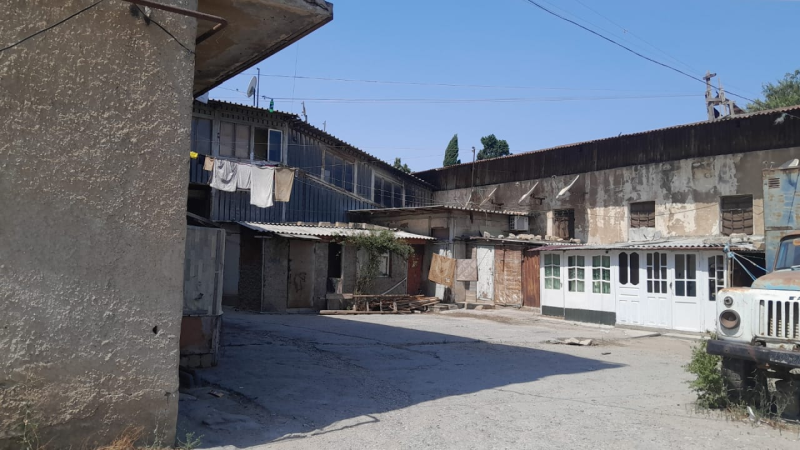 Sumqayıtda binanı su basıb, elektrik lövhələri partlayır