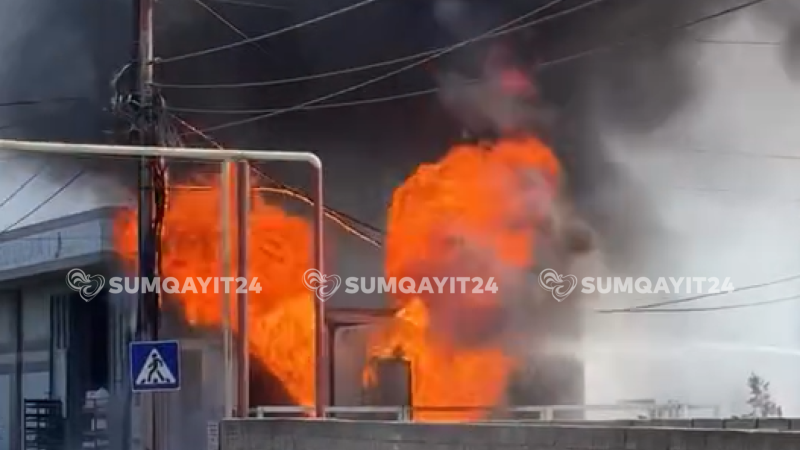 Sarayda YANĞIN - Küçədə işıqlar söndü - VİDEO