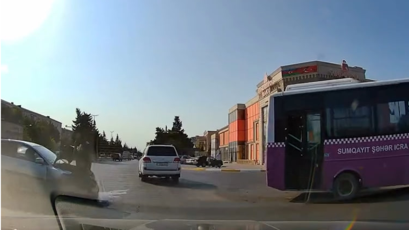 Sumqayıtda sərnişin dolu avtobus QƏZAYA DÜŞDÜ