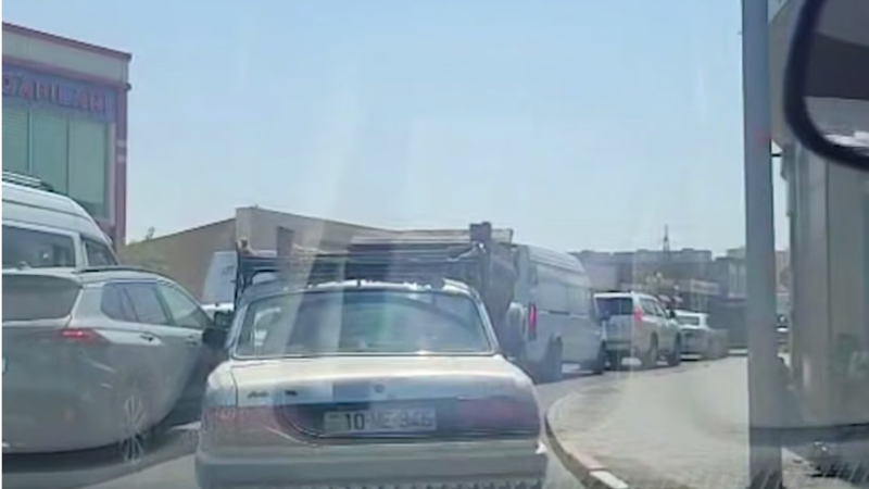 Saray körpüsü ətrafında saatlarla uzanan tıxac