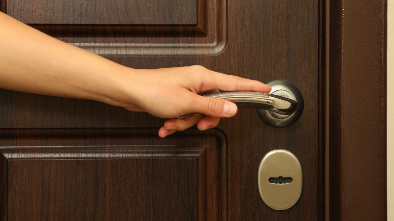 Sumqayıtda bağlı qapı arxasında KÖMƏKSİZ QALDILAR