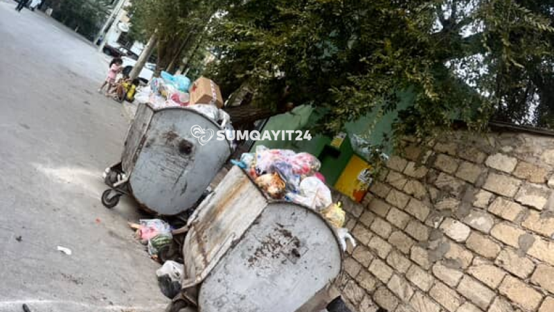 Sumqayıtda sakinləri “boğan” zibil qutuları Sumqayıtda sakinləri “boğan” zibil qutuları
