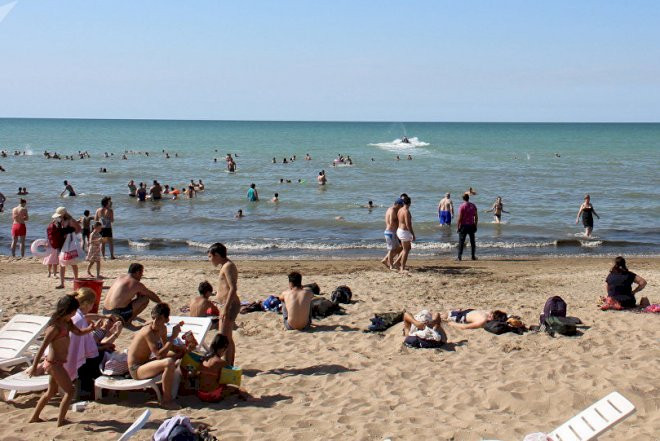 Novxanı çimərliyinə gedən 100 uşaq xəstələnib - İDDİA 