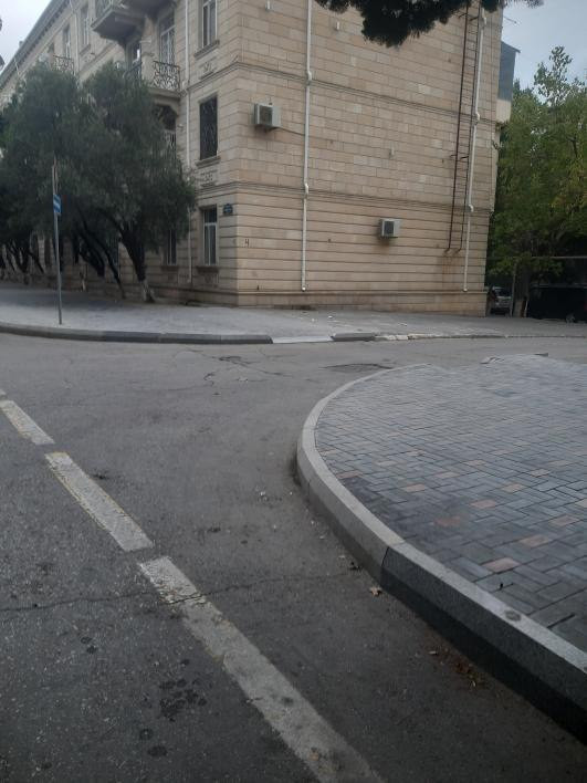 Sumqayıtda səkini zəbt edən tikili GÖTÜRÜLÜB