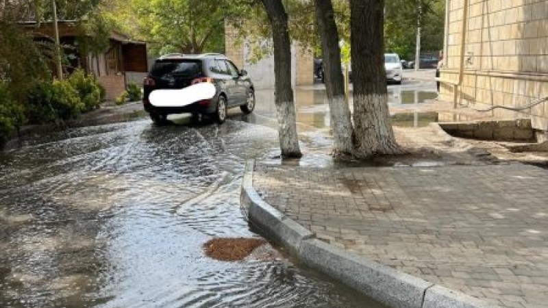 Yağış şəhərin daha bir məhəlləsini keçilməz edib Yağış şəhərin daha bir məhəlləsini keçilməz edib