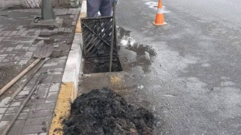 Sumqayıtda yağış barmaqlıqları təmizlənib