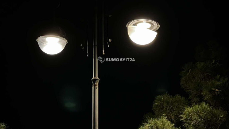 Sumqayıtda işıq dirəyi təhlükə saçır