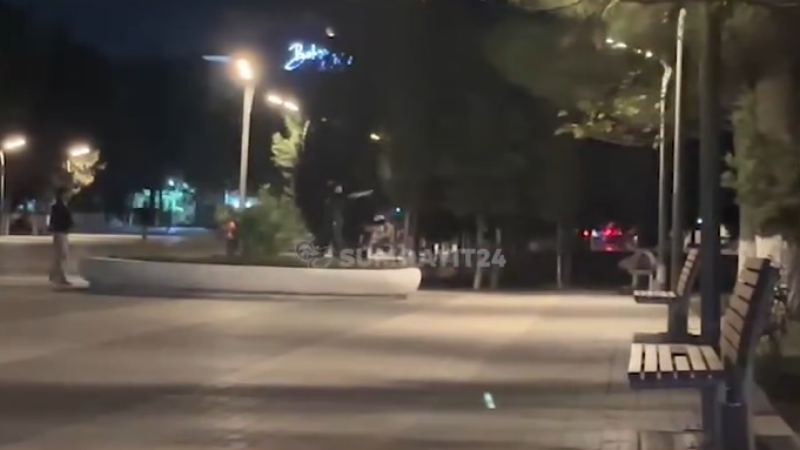 Sumqayıtda uşaqlar parkda yatan adamı DAŞLADILAR - VİDEO