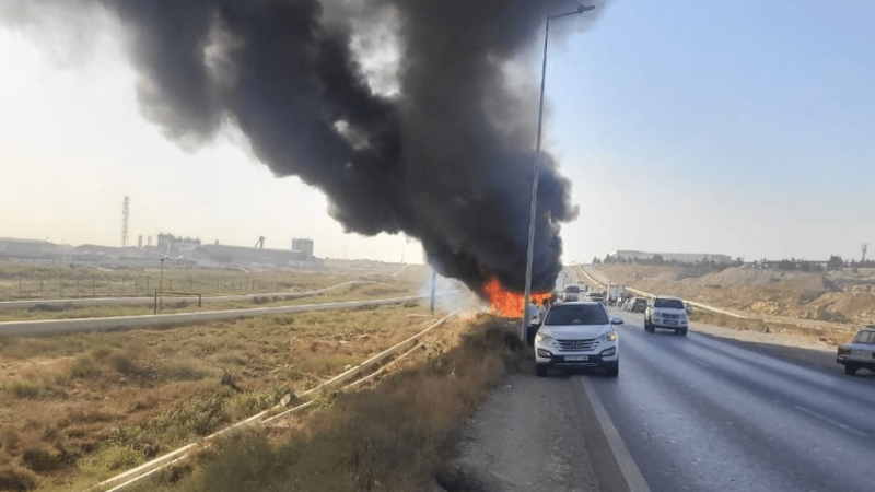 Binəqədi-Novxanı şosesində avtomobil yanıb