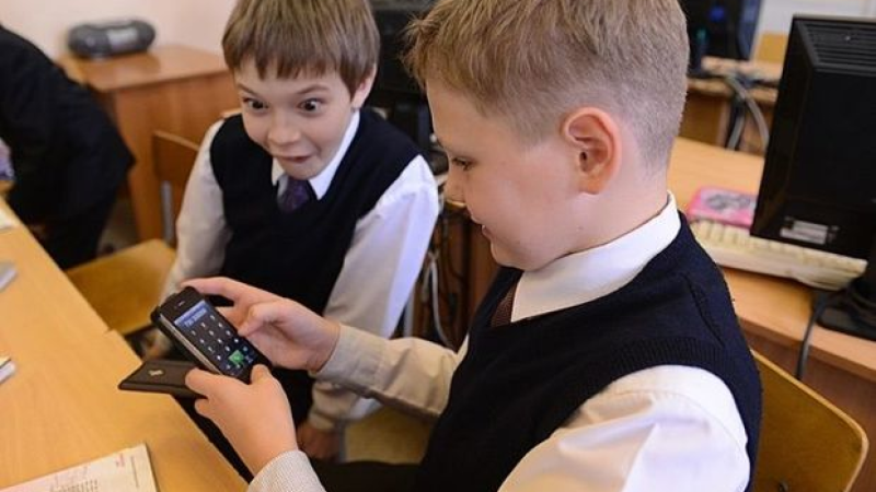 Məktəblərdə yeni qayda: Telefon və planşetlərə “STOP”