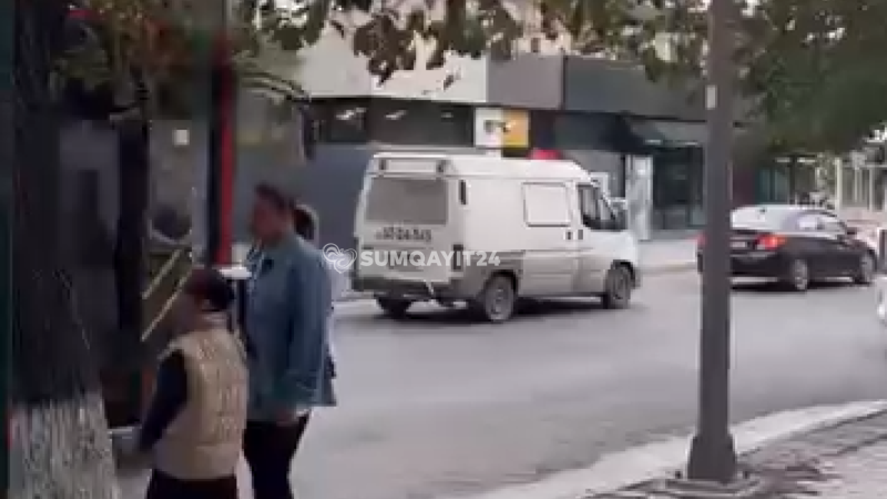 Sumqayıtda avtobus dayanacağı “yoxa çıxıb”