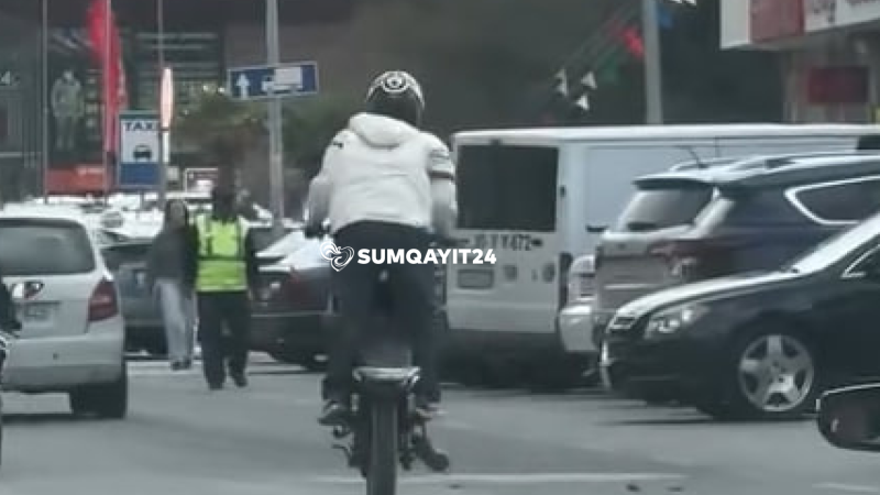 Sumqayıtda motosiklet sürücüsü “şou” göstərir