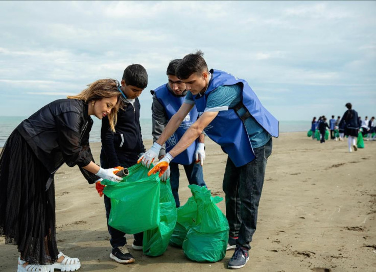 Qobudan gələn şagirdlər Sumqayıtın sahilini təmizləyiblər