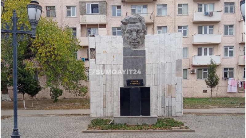 Sumqayıtda məşhur yazıçının büstü BAXIMSIZDIR Sumqayıtda məşhur yazıçının büstü BAXIMSIZDIR