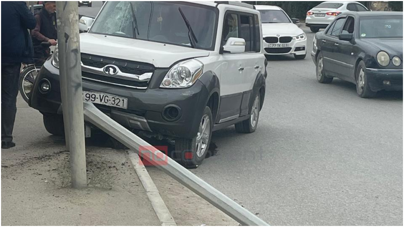 Sarayda qadın sürücü avtomobilini dirəyə ÇIRPDI Sarayda qadın sürücü avtomobilini dirəyə ÇIRPDI