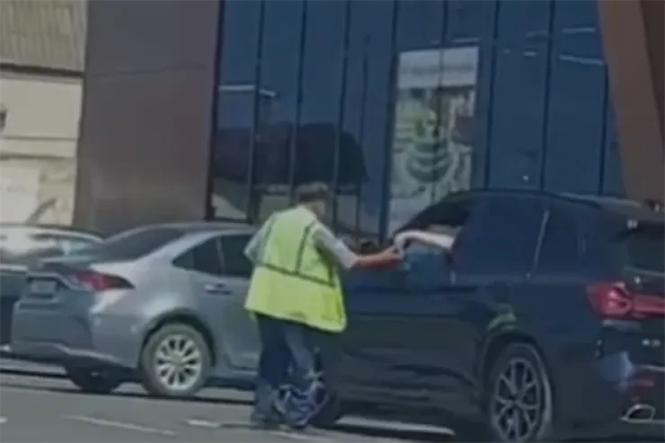 Sumqayıtda parkovşik iki manat verməyən sürücünü DÖYDÜ