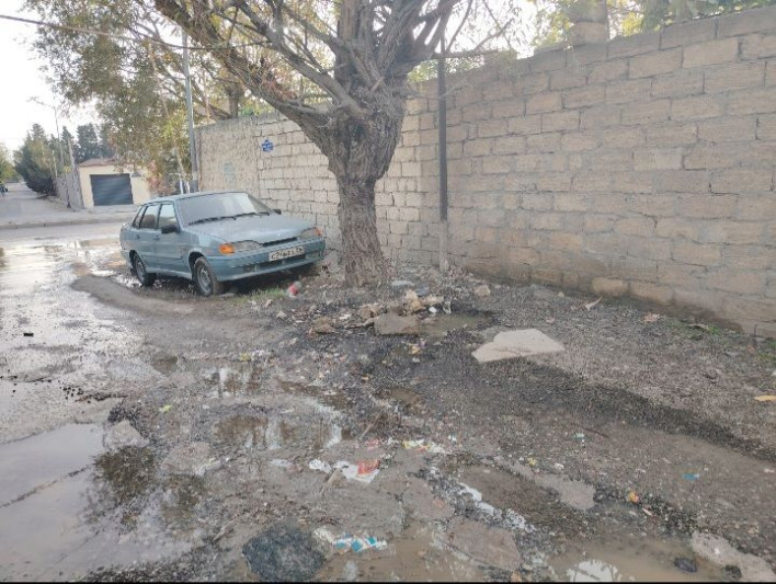 Bir həftədir axan su Sumqayıtda küçəni “gölə” çevirib