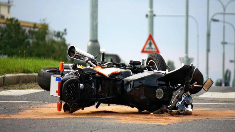 Piyadanı vuran motosikletçi ölüb Piyadanı vuran motosikletçi ölüb