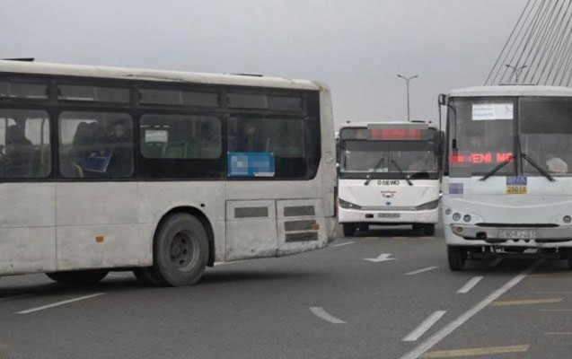 Gəncənin köhnə avtobusları Sumqayıt yolunda Gəncənin köhnə avtobusları Sumqayıt yolunda
