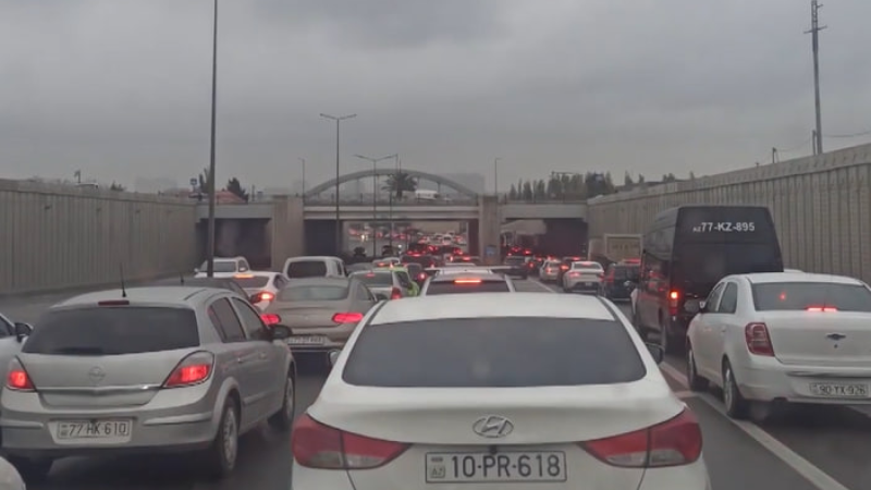 Bakı–Sumqayıt yolunda səhər xaosu-Hərəkət iflic olub