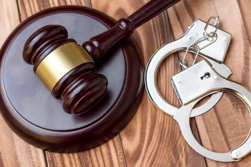 Sumqayıt məhkəməsində bacısı ilə yazışan şəxsi bıçaqlayana CƏZA verildi