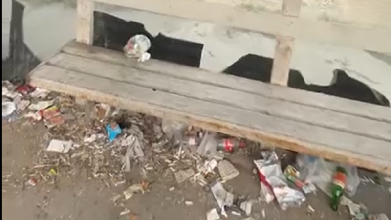 Sərnişinlər üfunətdən dayanacaqda dayana bilmirlər